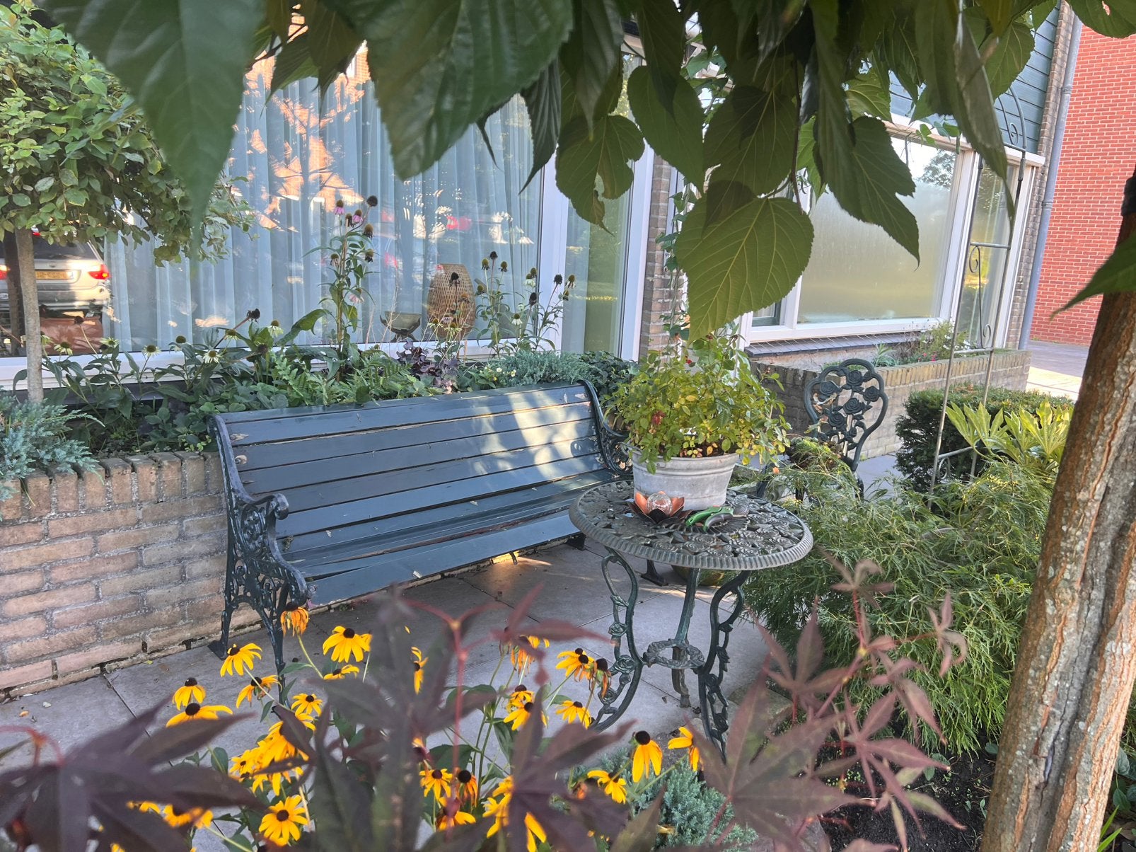 Oud tuinbankje van hout en gietijzer., Ophalen