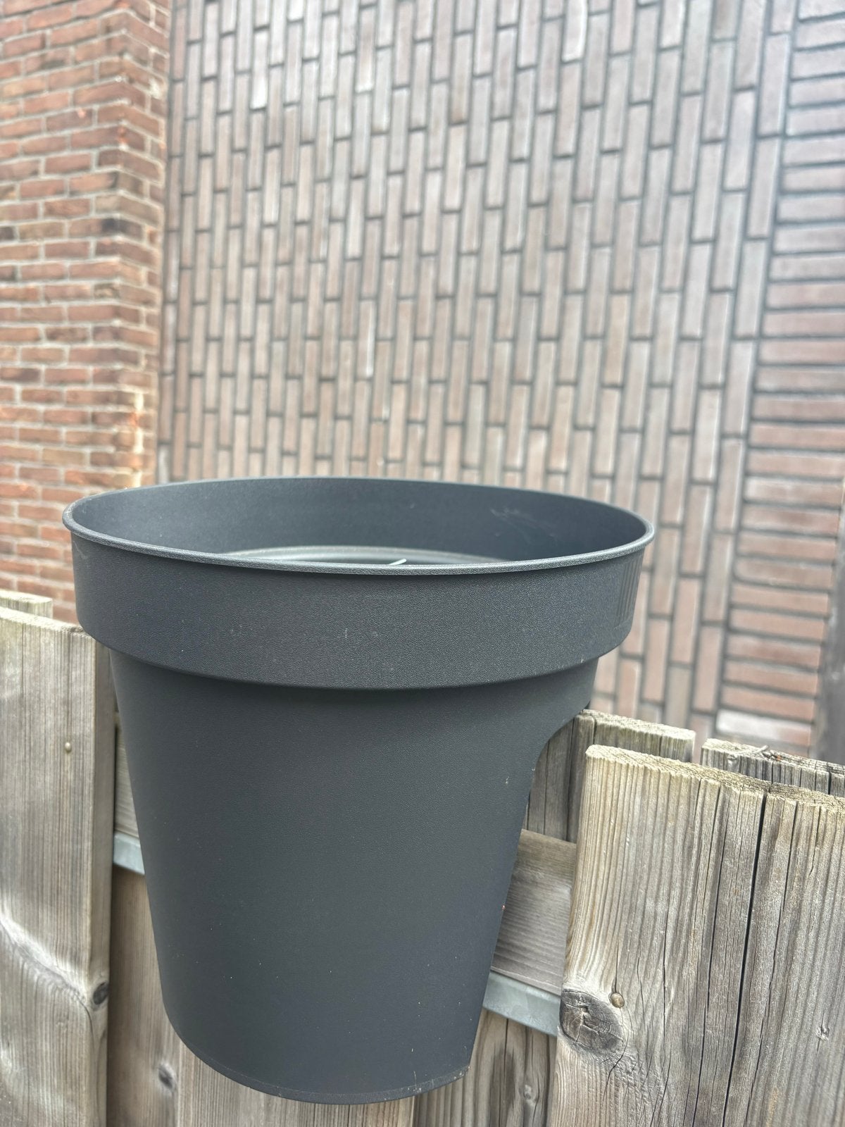 Zwarte kunststof bloempot voor balkon of schutting - 12 stuk, Tuin en Terras, Bloempotten, Kunststof, Gebruikt, Balkon, Rond