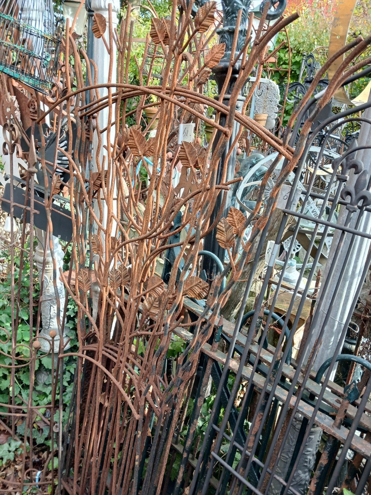 Diverse metalen geroeste tuinornamenten en plantensteunen, Ophalen
