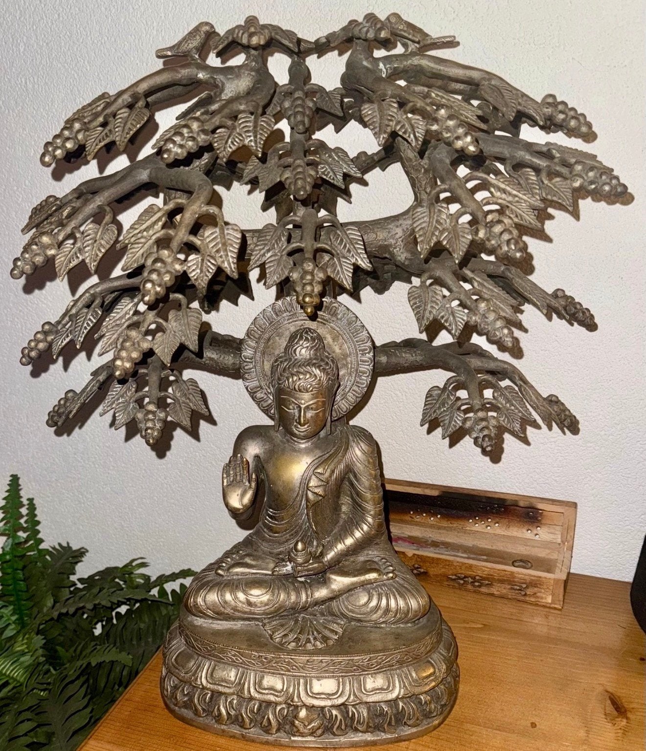 Bronzen Boeddha, onder een Bodhiboom met vogels en vruchten, Ophalen