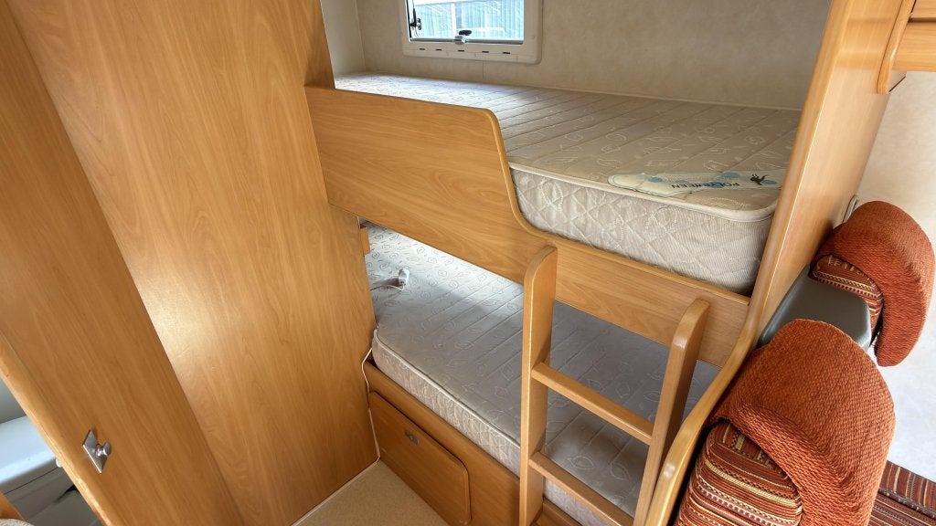 Leuke 6 pers 6.5m Challenger 153 Stapelbedden 110pk 101dkm, Luifel, Alkoof, Ringverwarming, Fiat