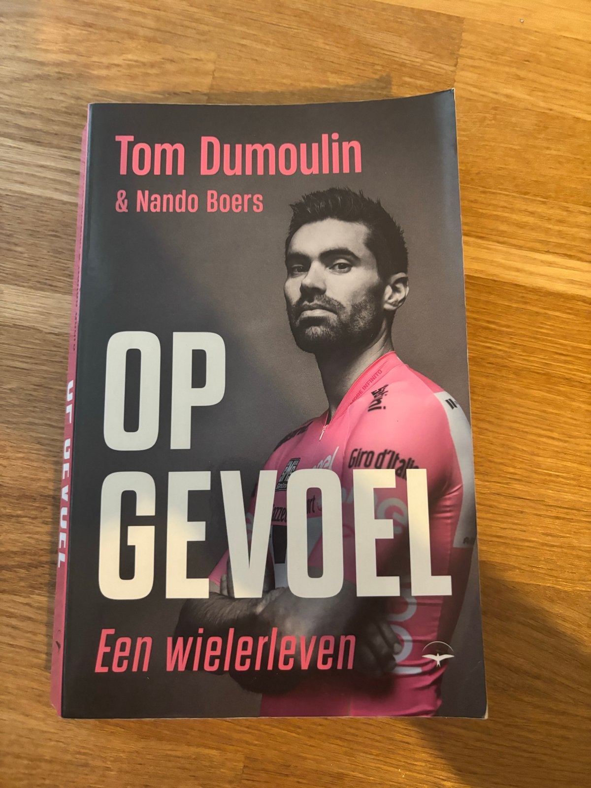 Op Gevoel - Een wielerleven van Tom Dumoulin (Goede doel), Ophalen of Verzenden, Zo goed als nieuw, Lopen en Fietsen