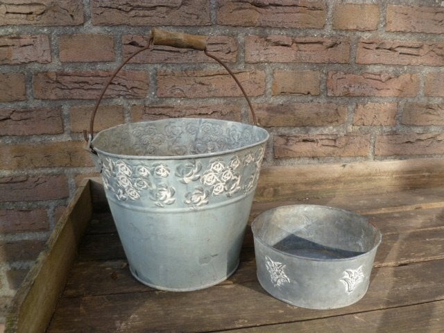 Emmer en plantenbakje bewerkt. IJzeren. Vintage., Gebruikt, Minder dan 30 cm, Minder dan 60 cm, Rond