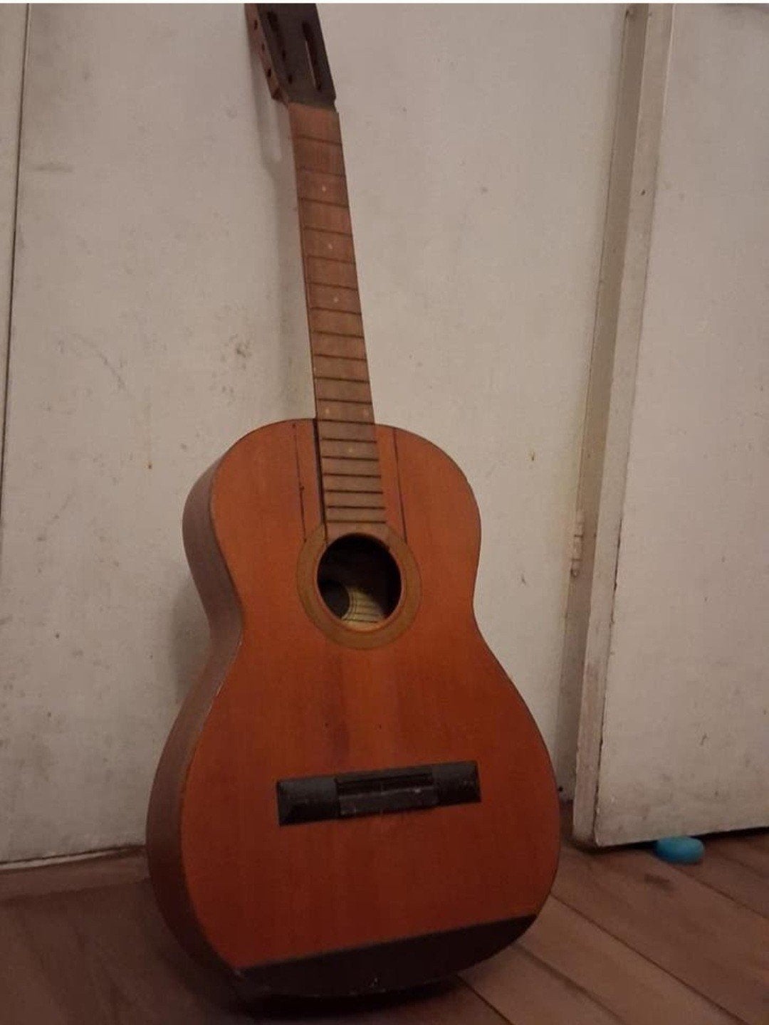 Te koop, Maidstone Gitaar. Hier snaren en versieren material, Muziek en Instrumenten, Ophalen, Klassieke of Spaanse gitaar