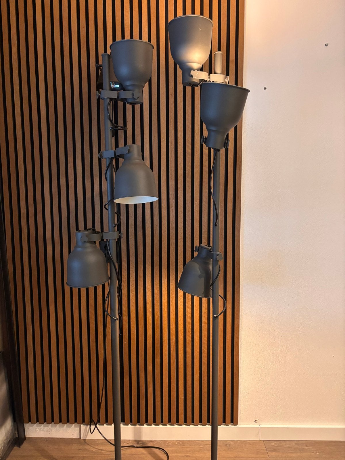 Ikea Hektar 2 vintage vloerlampen met meerdere spots, Huis en Inrichting, Lampen | Vloerlampen, Ophalen, Gebruikt, E14 (klein)