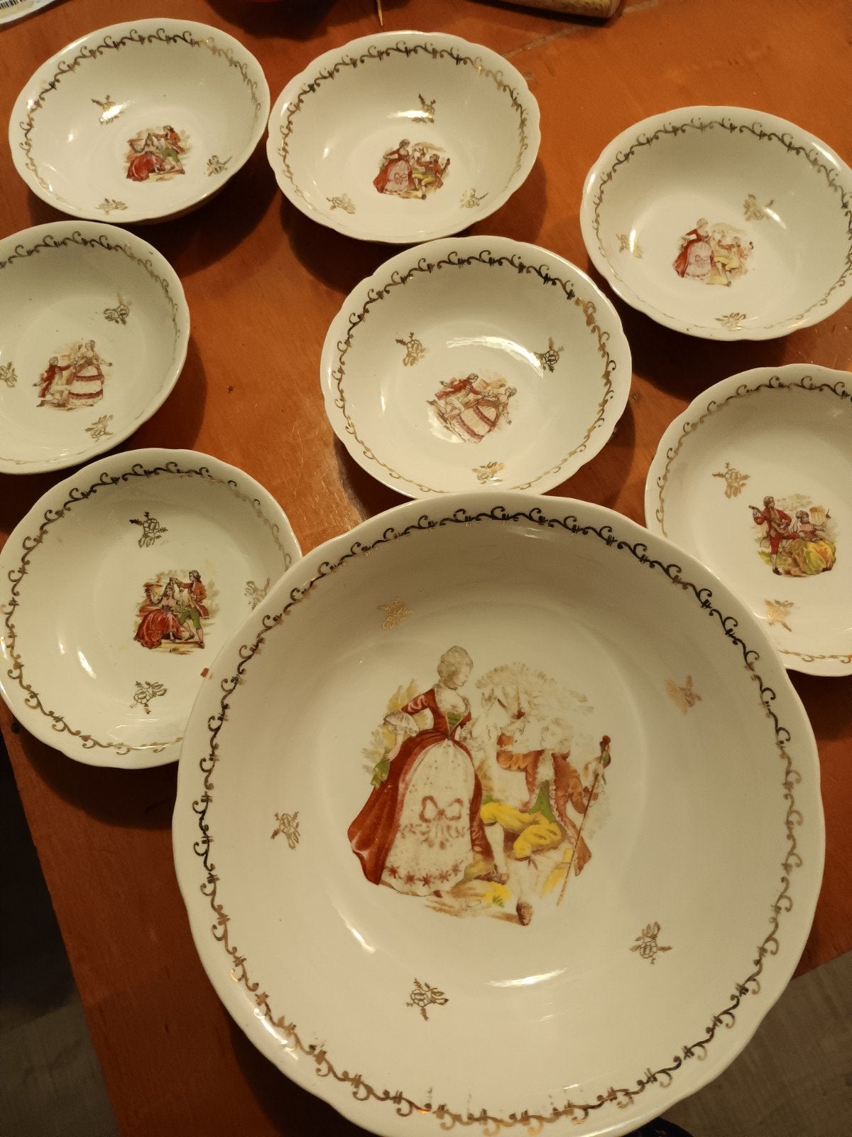 Antieke Porseleinen Schalen Set met Romantische Scènes, Ophalen of Verzenden