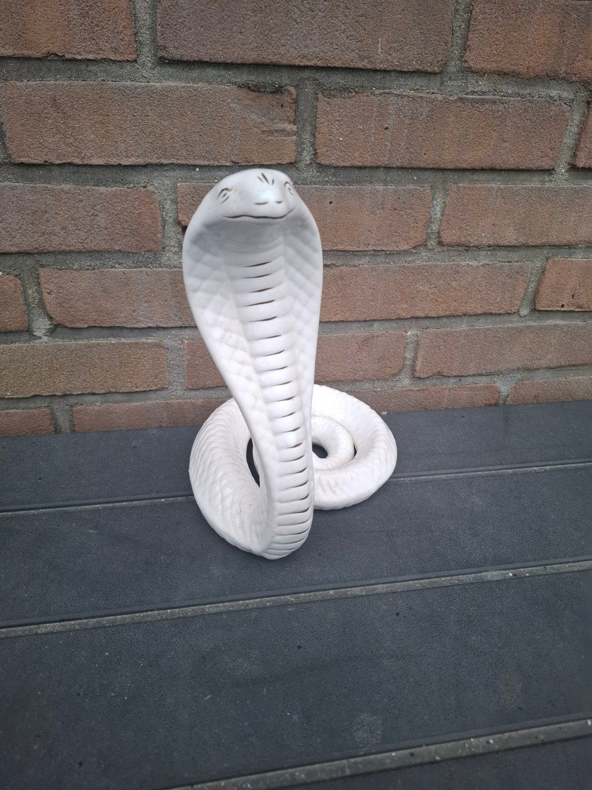 Prachtige grote keramische cobra-slangfiguur in wit en goud, Antiek en Kunst, Ophalen of Verzenden