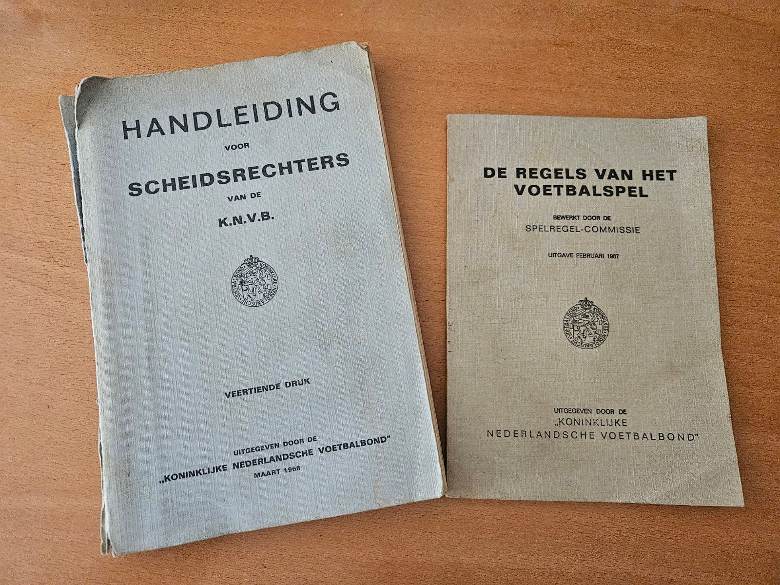 K.N.V.B. Scheidsrechters Handleiding & Voetbalspelregels, Ophalen of Verzenden, Gelezen, K.N.V.B. Spelregel-Commissie, Balsport