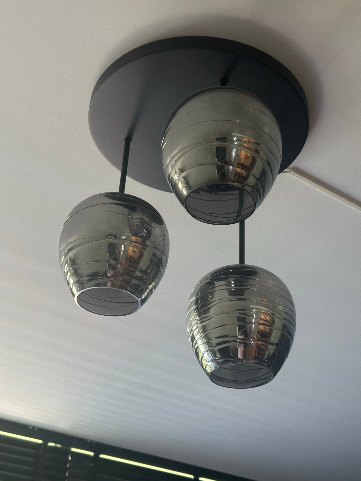 Moderne plafondlamp met 3 rookglazen bollen, Ophalen of Verzenden, Zo goed als nieuw, Glas