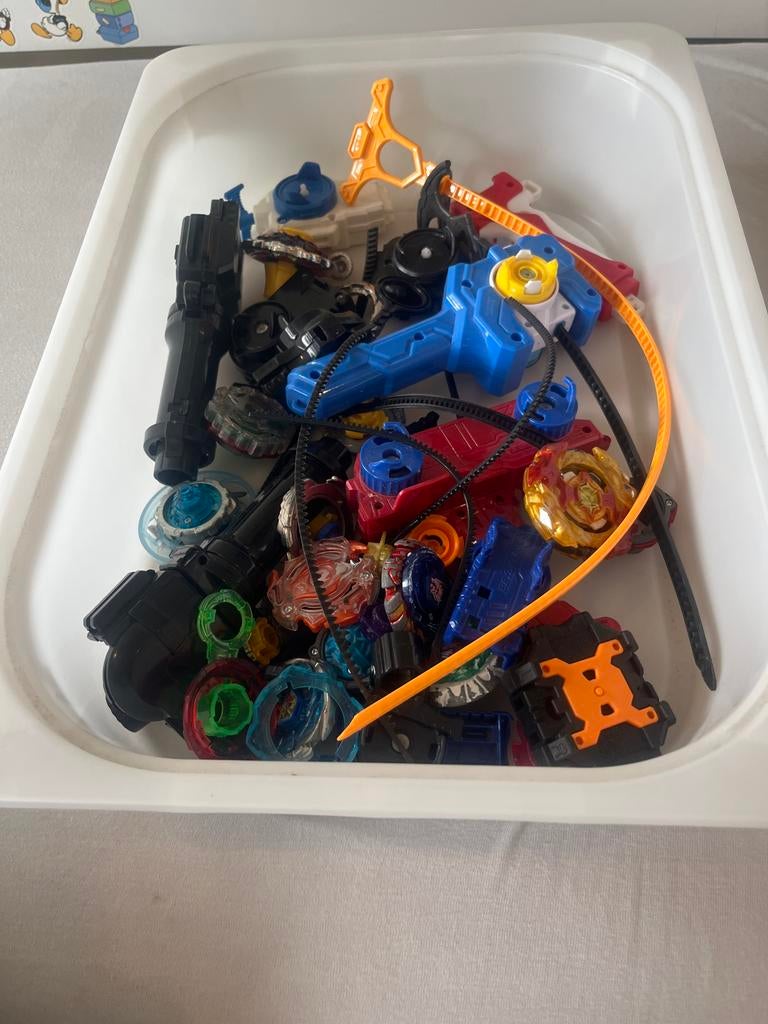 Grote bak met Beyblades en accessoires, Ophalen of Verzenden, Gebruikt, Jongen of Meisje