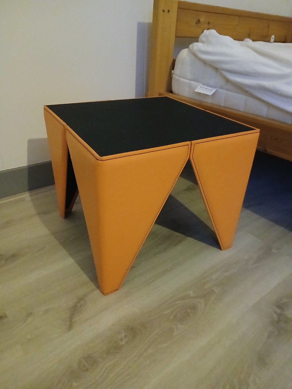Oranje bijzettafel met zwart blad, Huis en Inrichting, Gebruikt, Vierkant, Minder dan 50 cm, Ophalen of Verzenden