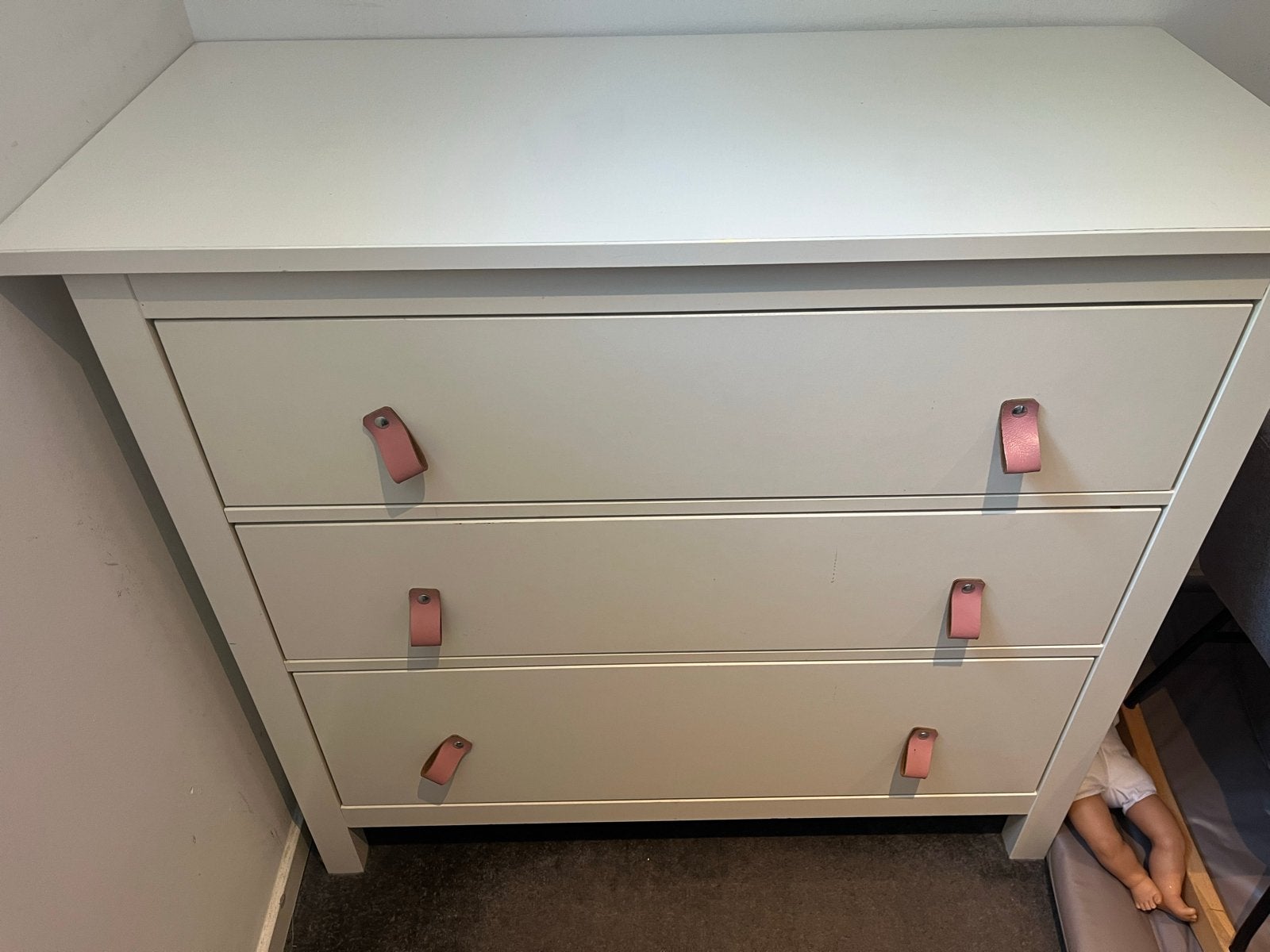 Witte ladekast ikea  met 3 laden en roze handgrepen, Huis en Inrichting, Kasten | Ladekasten, Ophalen, Overige materialen, Gebruikt