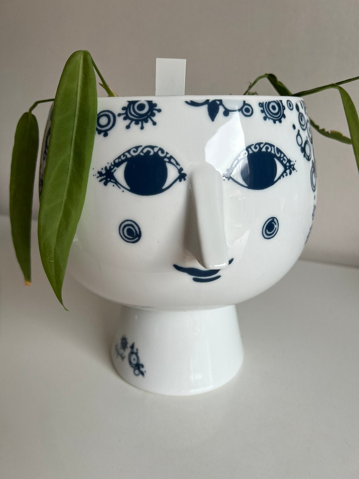 Bjorn Wiinblad Grote Juliane bloempot op voet Blauw Nwst, Rond, Ophalen of Verzenden, Zo goed als nieuw, Aardewerk