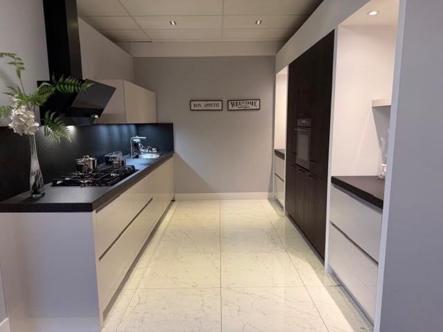 Showroom keuken voor maar €10.750,-, Huis en Inrichting, Keuken | Complete keukens, Ophalen, Wit, Dubbelwandige keuken, Greeploos