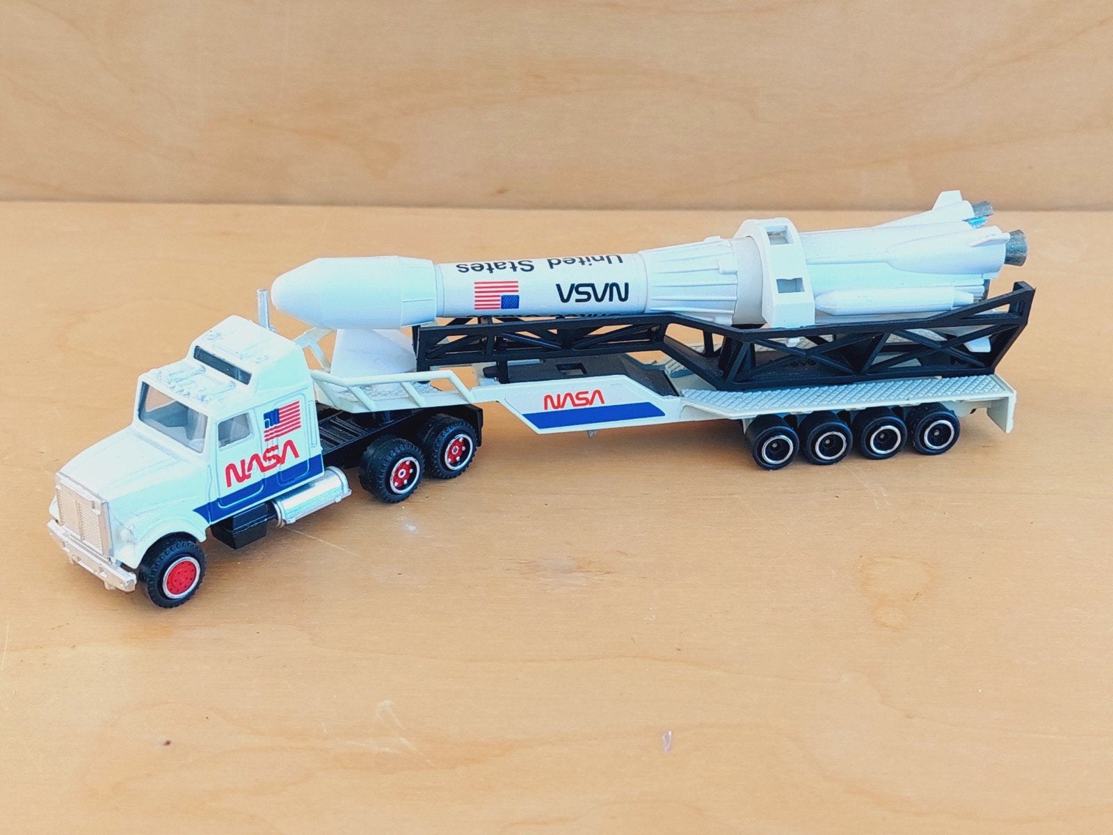 Majorette Kenworth T800B NASA vrachtwagen met raket 1:87, Ophalen of Verzenden, Zo goed als nieuw, Bus of Vrachtwagen