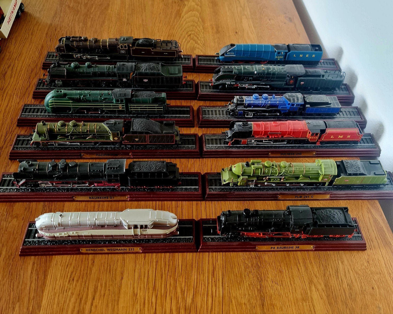 12 stuks model treinen Atlas Editions op onderplaat met type, Ophalen, Gebruikt, Overige merken