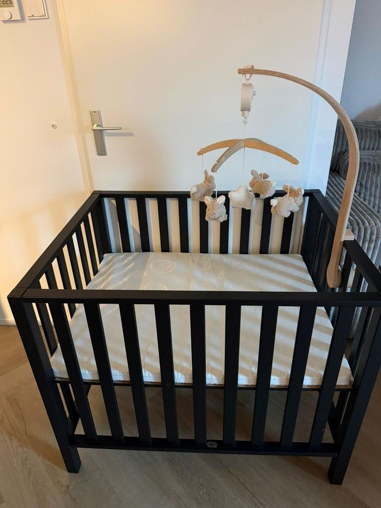 Baby box van TWF met matras en muziekmobile, Kinderen en Baby's, Boxen, Ophalen, Zo goed als nieuw
