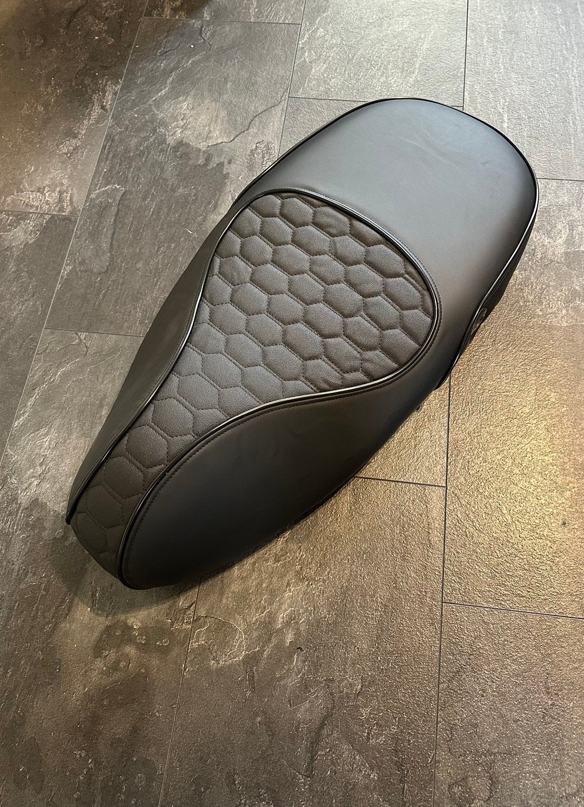 Custom Audi RS zadel – Vespa Sprint / Primavera, Ophalen of Verzenden, Zo goed als nieuw, Zadel, Vespa