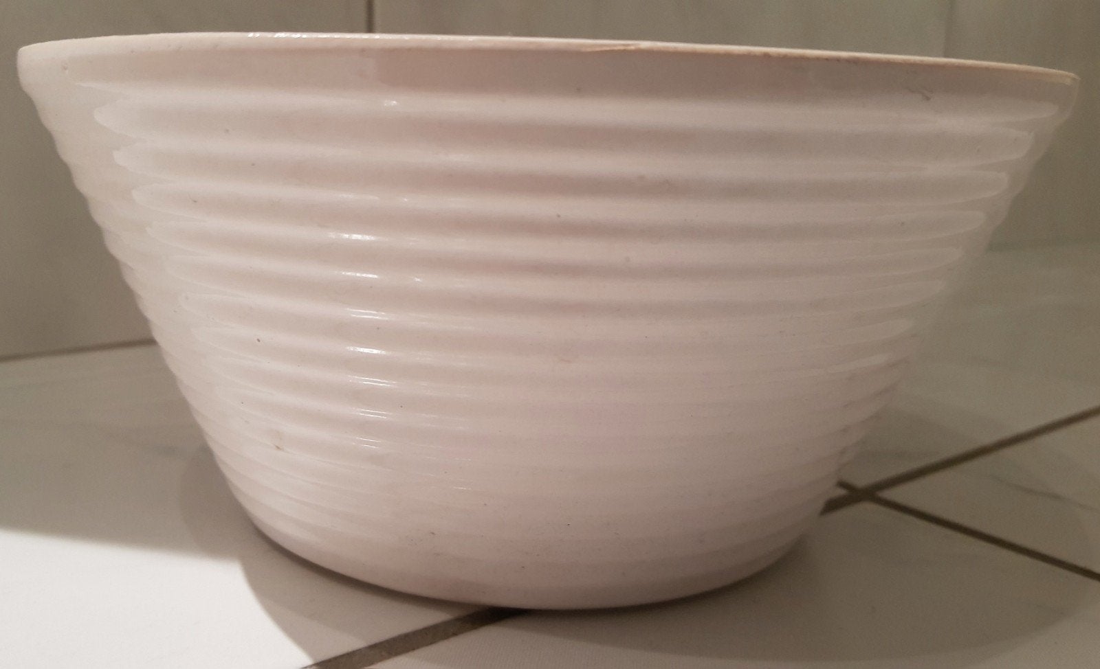 Vintage Wit geglazuurde ribbel bloempot bloembak diameter 21, Gebruikt, Rond, Ophalen of Verzenden, Balkon