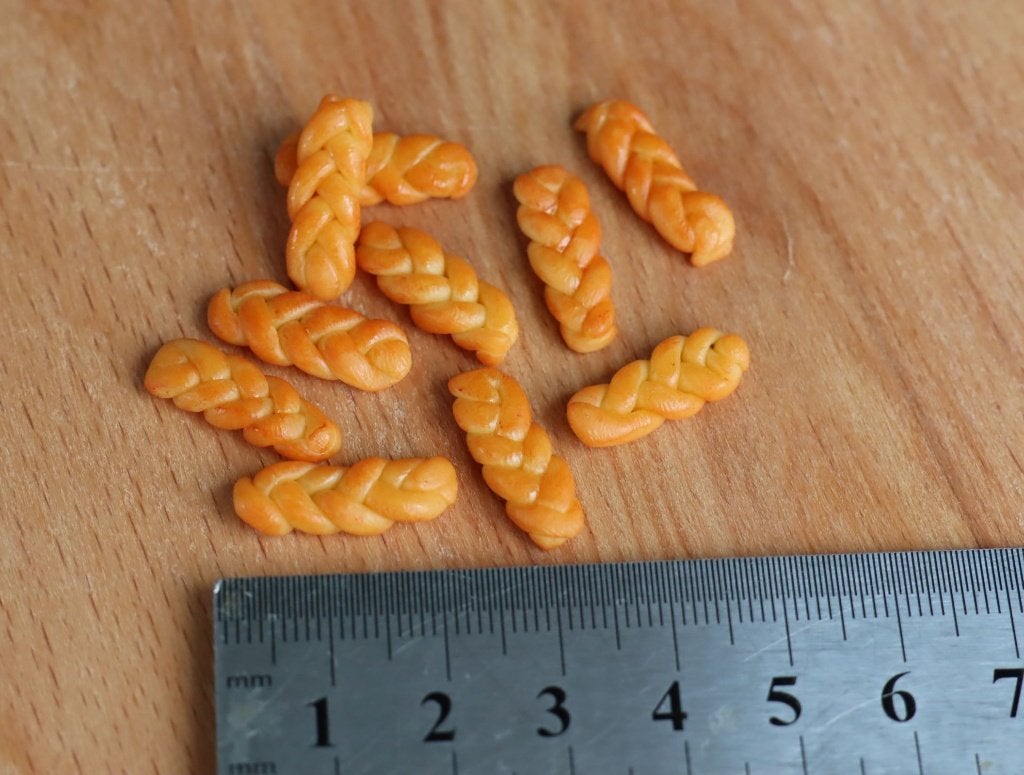 Kleine gevlochten broodjes van 2 cm lang., Ophalen of Verzenden
