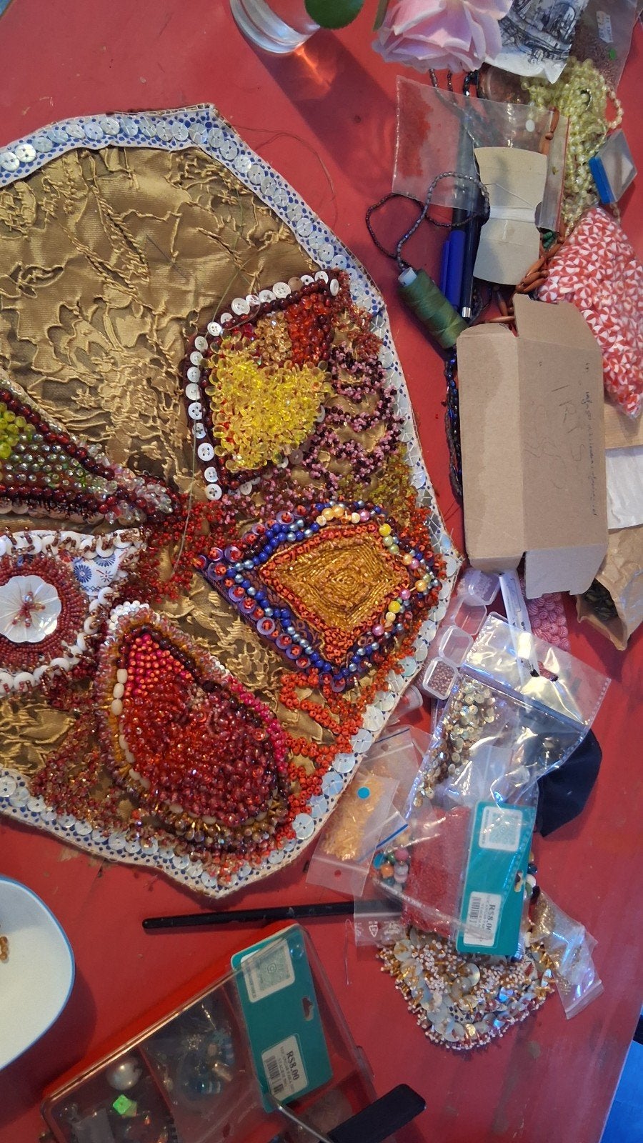 Gezocht: Gratis glazen kralen voor textielkunst, Ophalen of Verzenden