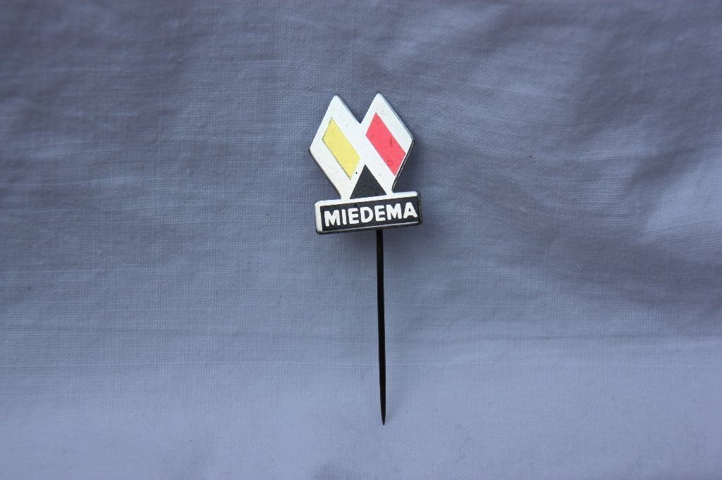 Vintage pin reclamespeldje Miedema Winsum mooie staat, Ophalen of Verzenden, Gebruikt, Overige onderwerpen, Speldje of Pin