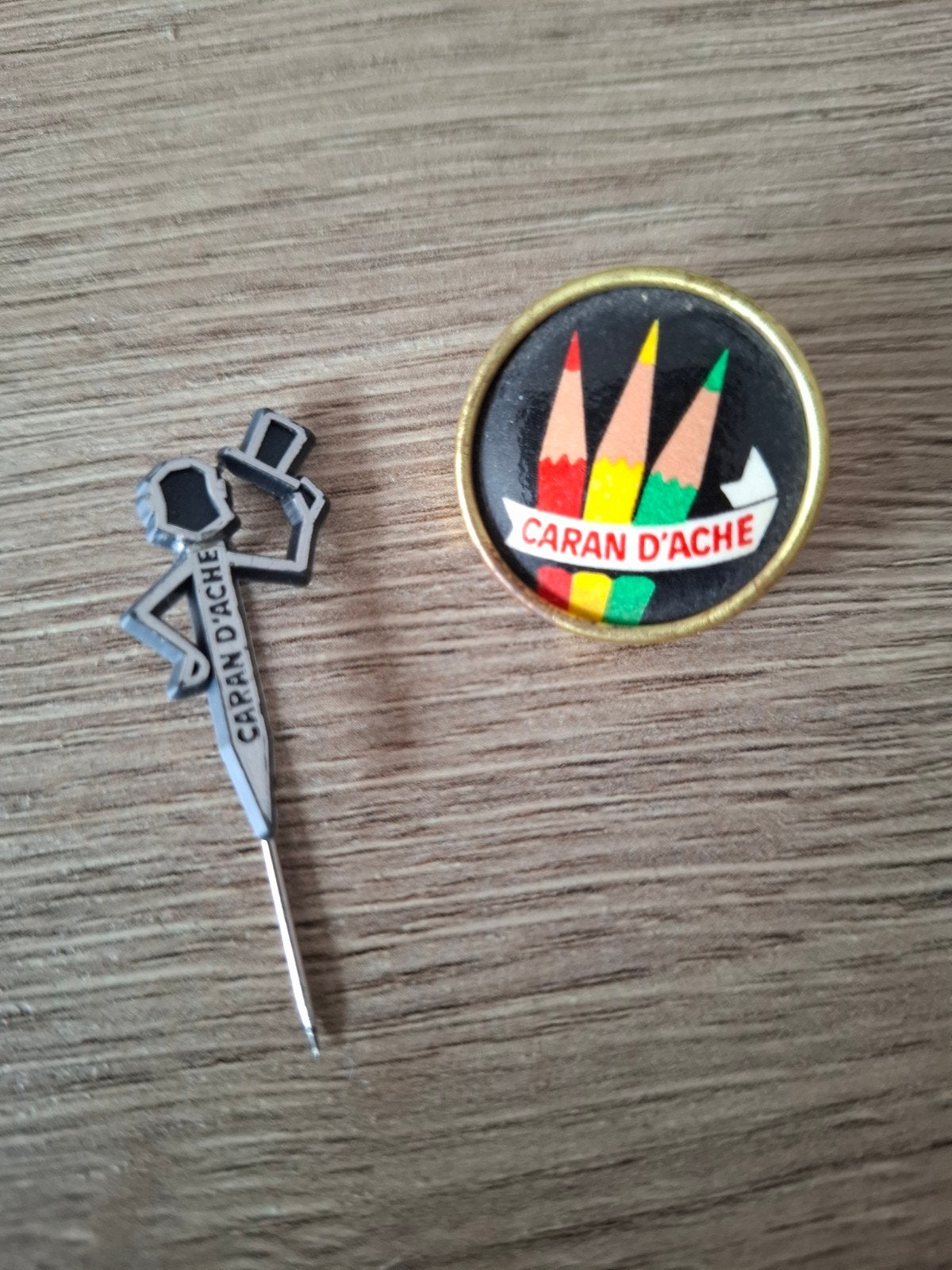 Caran d'Ache kleurpotloden pins - Vintage verzamelobject, Ophalen of Verzenden
