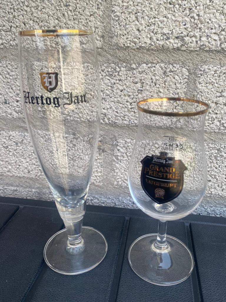 2 Verschillende Hertog Jan bierglazen. H. 21 en 16 cm., Verzamelen, Biermerken, Ophalen of Verzenden, Zo goed als nieuw, Glas of Glazen