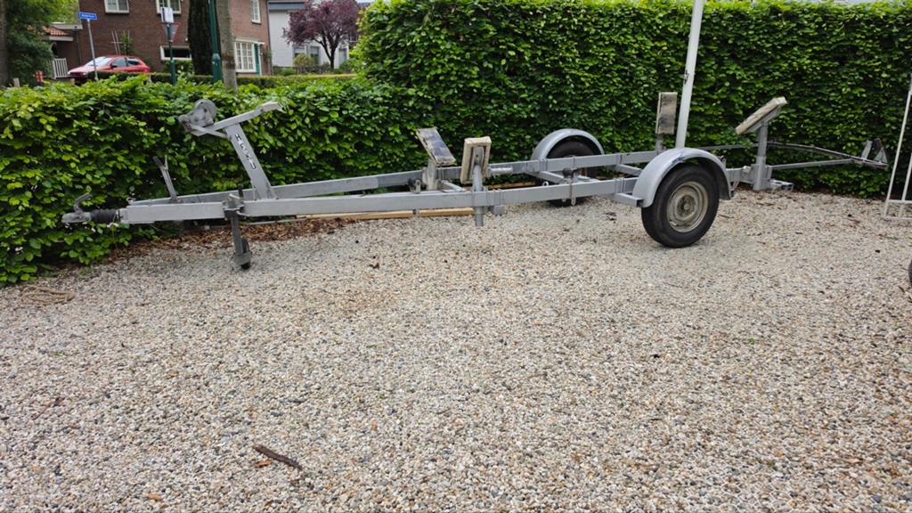 Boottrailer voor sportboot/sloep tot 6m - uitschuifbaar, Ophalen, Minder dan 1500 kg, Gebruikt, Sloepentrailer
