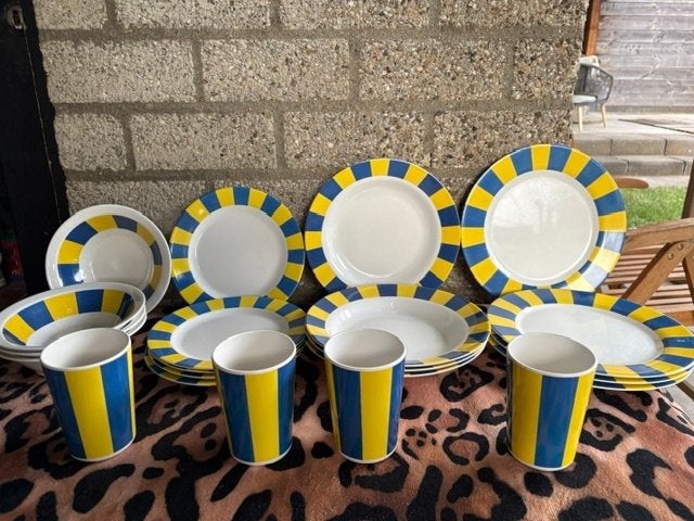 Servies met felle kleuren - Wie maken we er blij mee?, Caravans en Kamperen, Ophalen, Zo goed als nieuw
