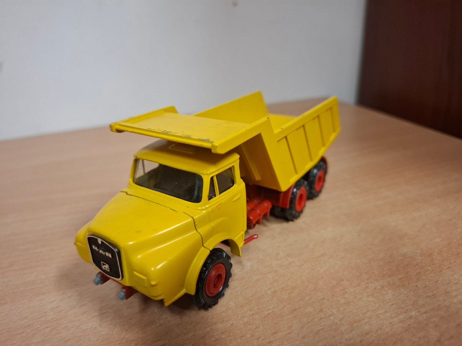 Man kipper met neus   Conrad 1:50, Ophalen of Verzenden, Zo goed als nieuw, Bus of Vrachtwagen, Conrad