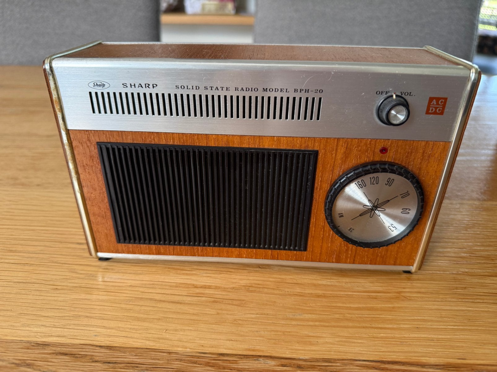 SHARP TRANSISTOR RADIO MODEL BPH -20  - 220 V. - BATT., Audio, Tv en Foto, Ophalen of Verzenden, Gebruikt, Transistorradio