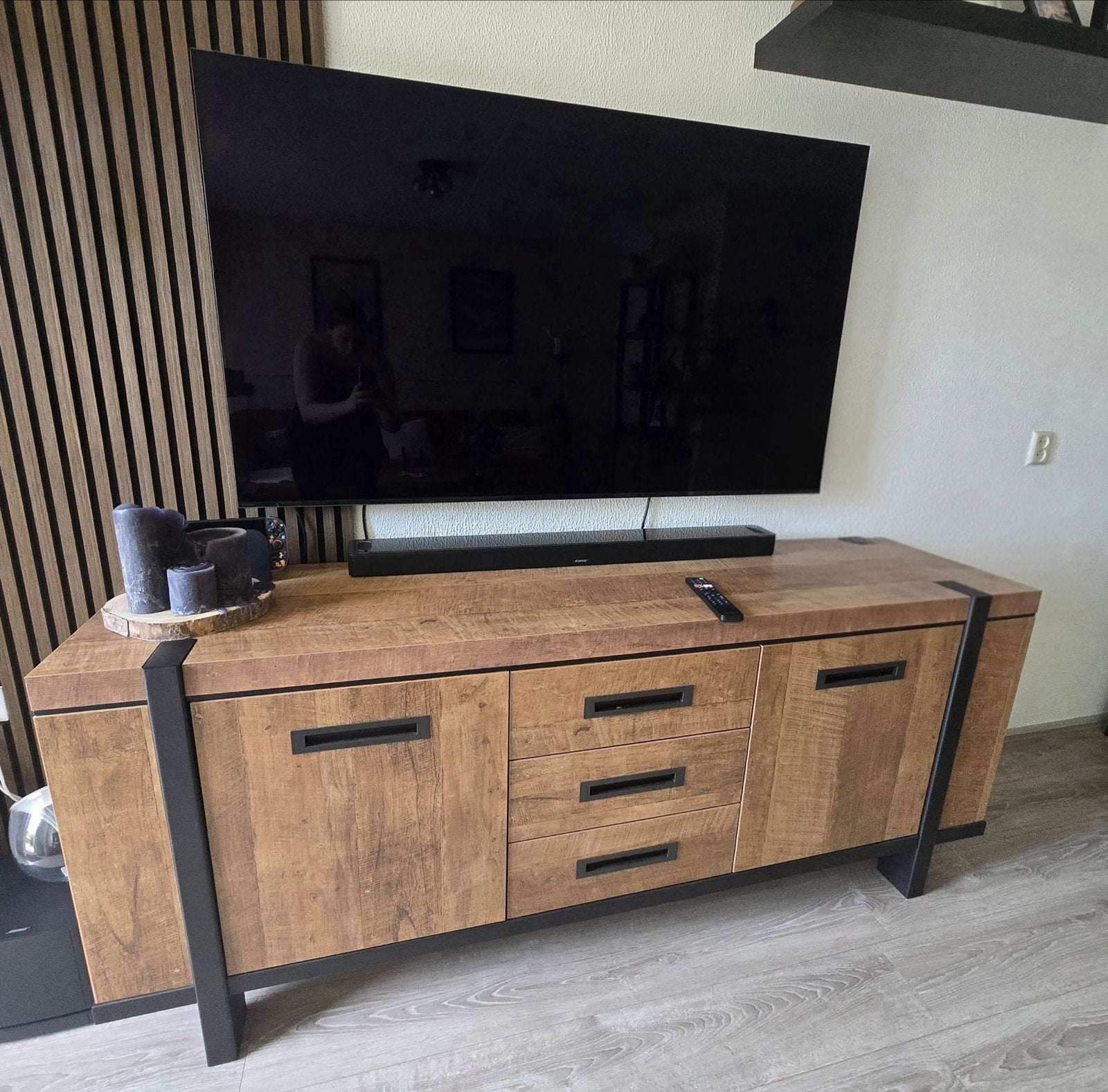 Robuust dressoir met metalen accenten, Ophalen, 150 tot 200 cm, Zo goed als nieuw, Met lade(s)