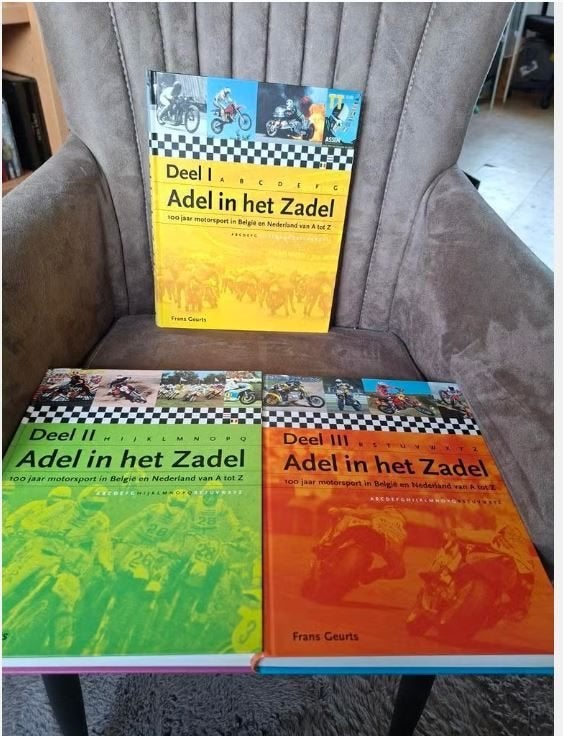 Adel in het Zadel - 3-delige set over motorsport, Ophalen of Verzenden, Zo goed als nieuw