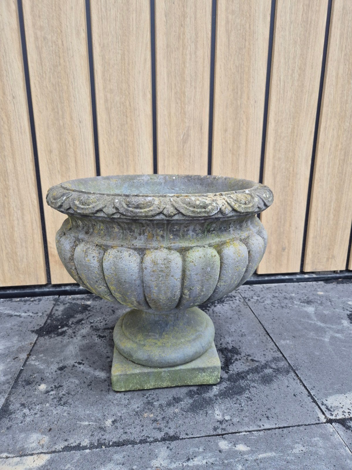 Grote/zware betonnen pot op voet, Ophalen