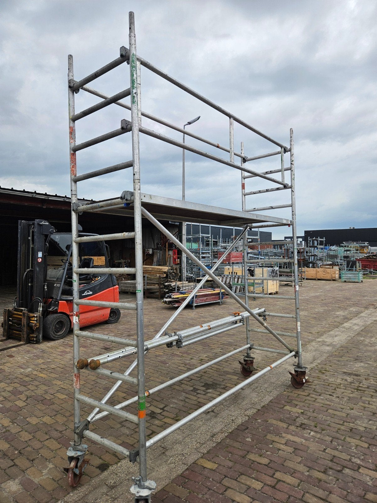 Layher smal rolsteiger 4 mtr werkhoogte (2 mtr stahoogte)