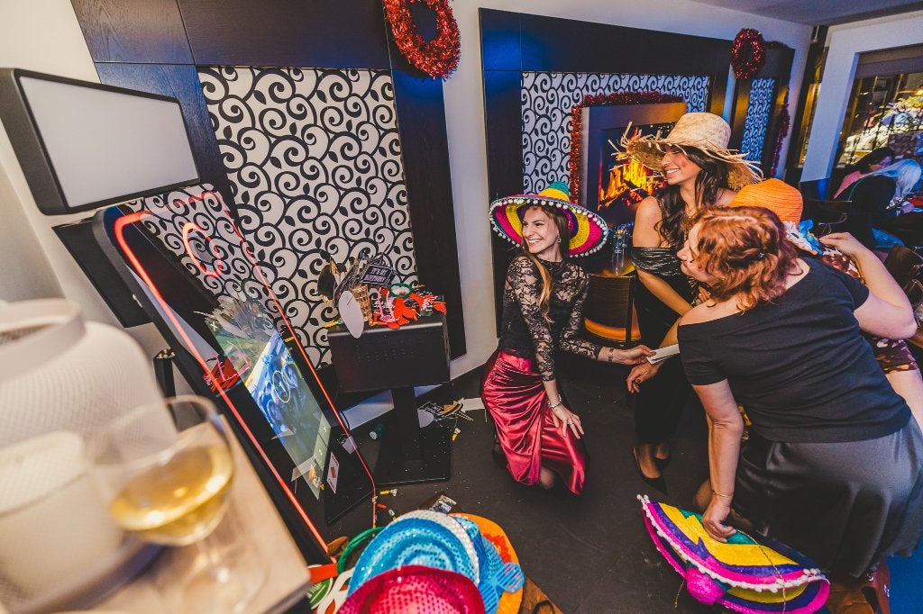 Luxe spiegel photobooth XL incl bezorgen & prints voor 395,-, Hobby en Vrije tijd, Feestartikelen | Verhuur, Ophalen of Verzenden