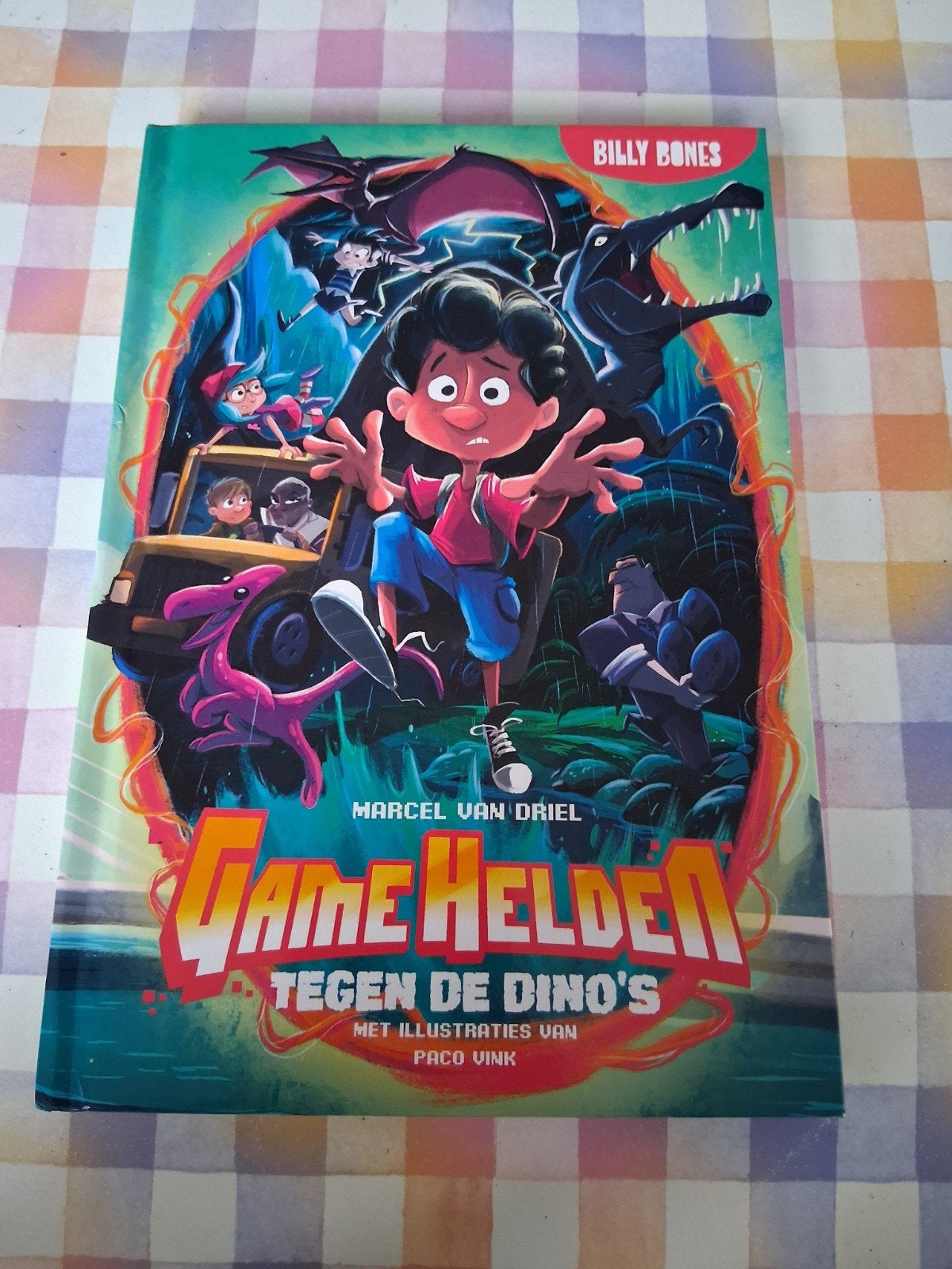 boek marcel van driel - game helden tegen de dino's, Boeken, Ophalen of Verzenden, Gelezen, Fictie algemeen