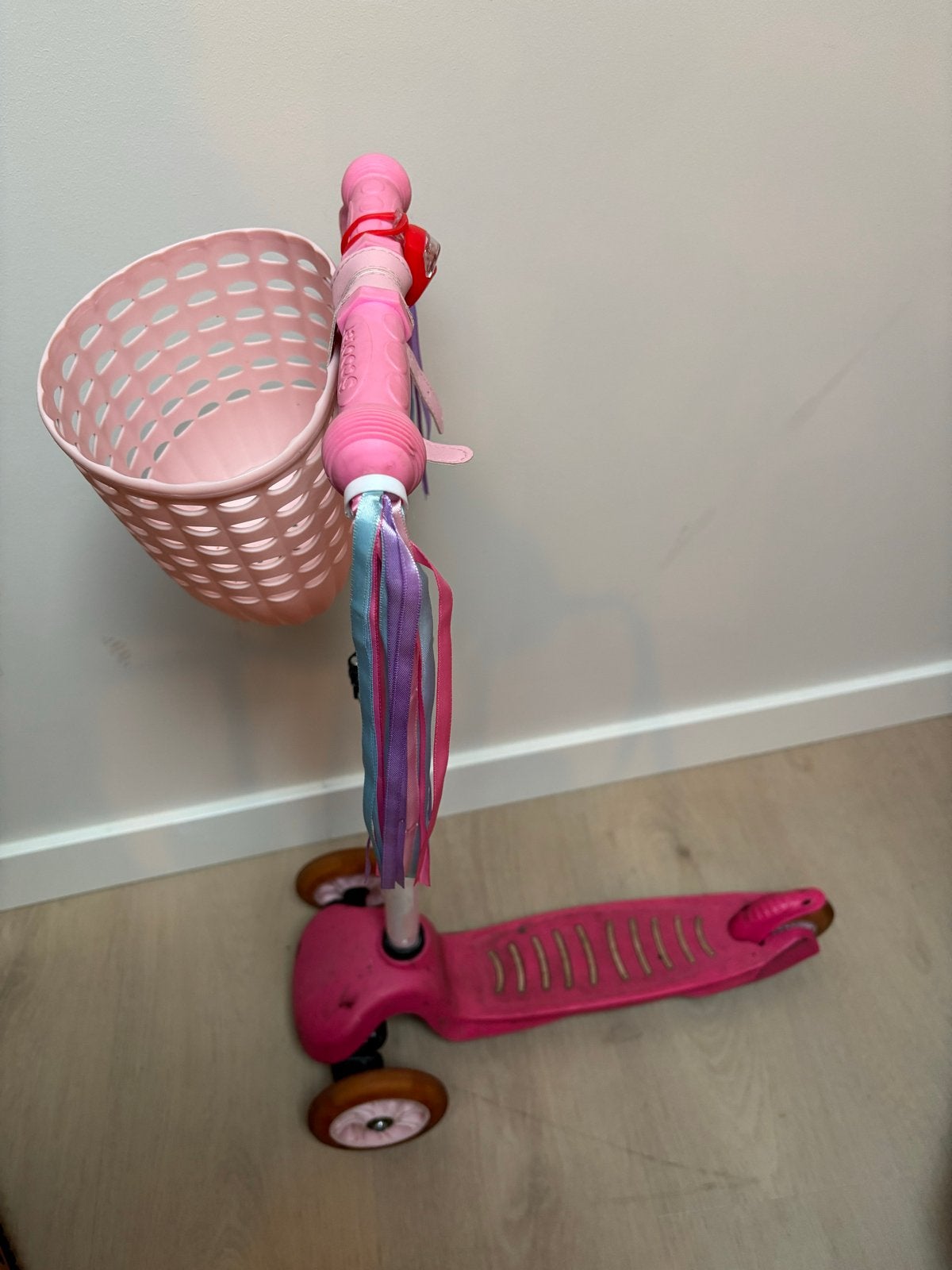 Roze kinderstep met mandje en linten, Ophalen, Gebruikt, Gewone step