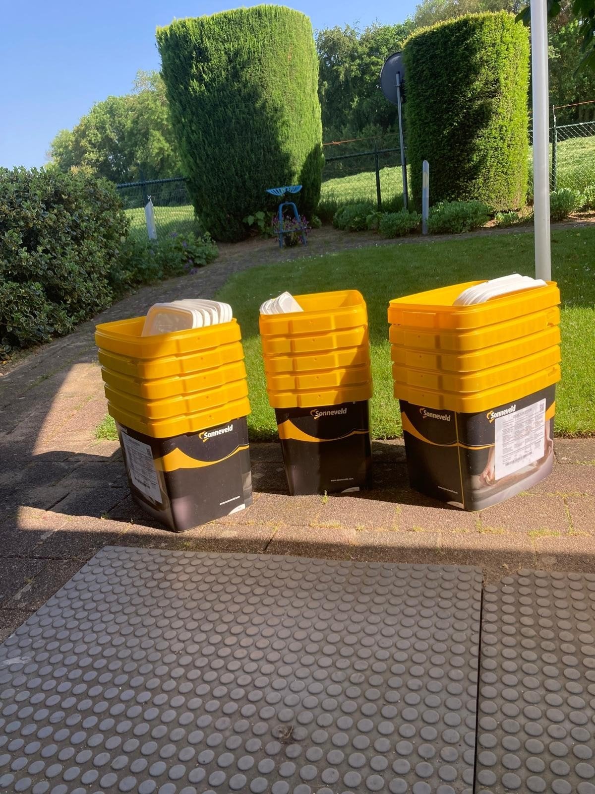 Gele en blauwe stapelbare emmers, bakken met deksel, Ophalen, Gebruikt, 40 tot 60 cm, 50 tot 75 cm