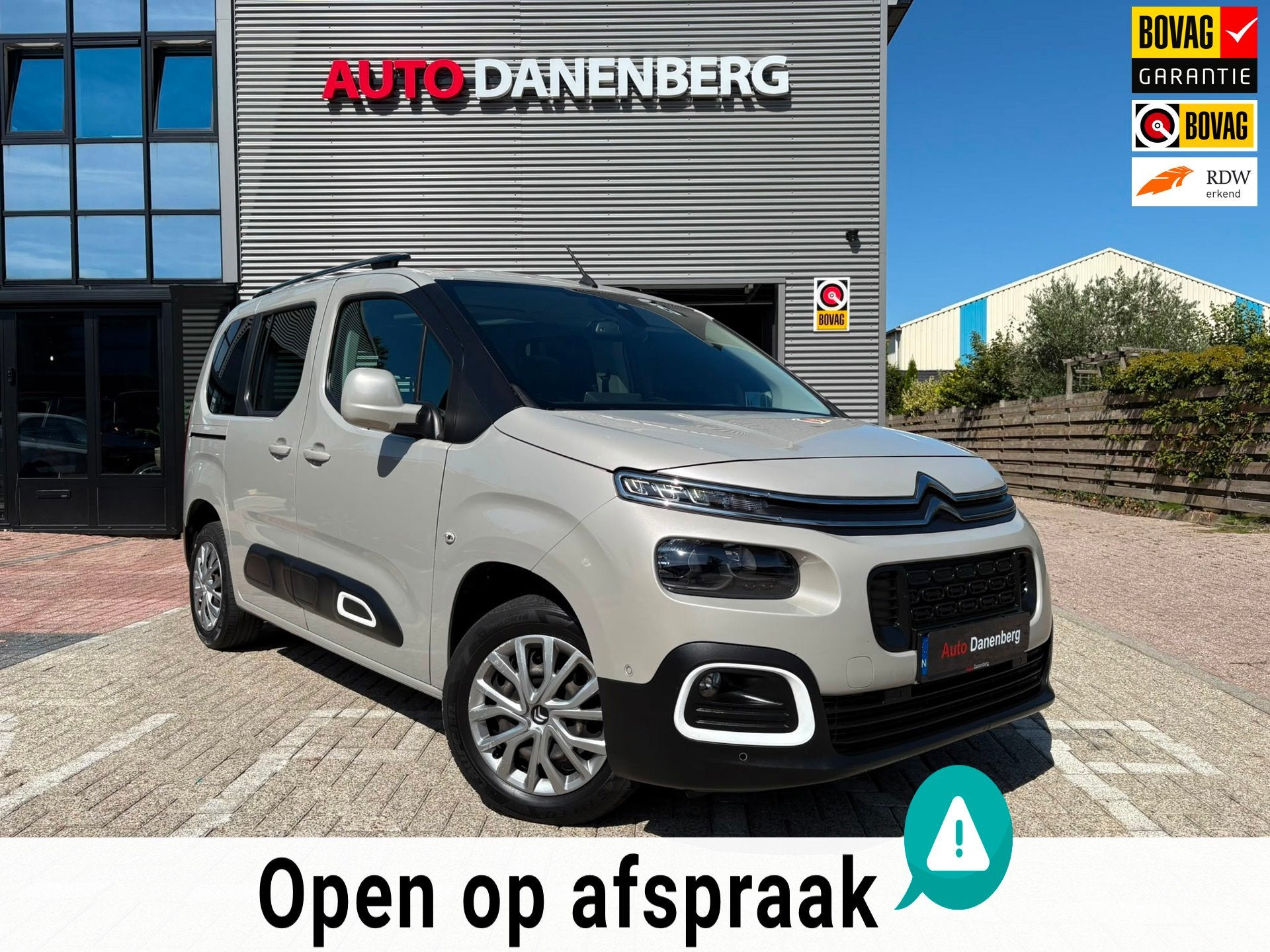 Citroen BERLINGO 1.2 PureTech Shine AUTOMAAT!, Auto's, Dealer onderhouden, 1199 cc, Bruin, Nieuw