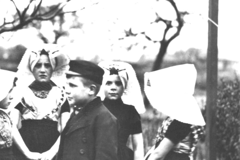 984329	Zuid-Beveland	ZL 1952 Klederdracht kinderen	Gelopen, Ophalen of Verzenden, 1940 tot 1960, Gelopen, Zeeland