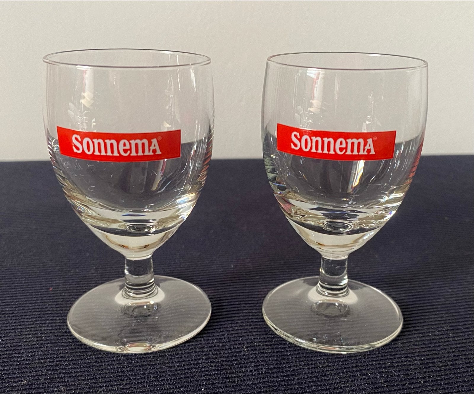 2 Glaasjes van Sonnema op voet. Hoogte 8 cm., Ophalen of Verzenden, Zo goed als nieuw, Borrel- of Shotglas