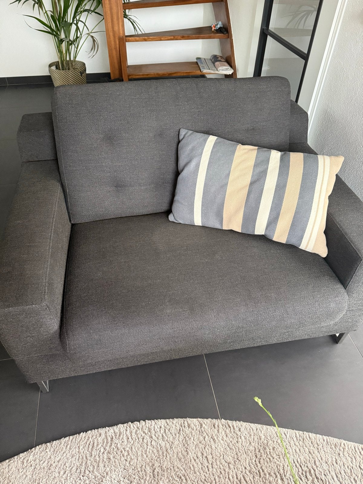 Comfortabele donkergrijze fauteuil van Leolux, Huis en Inrichting, Ophalen, Gebruikt, 75 tot 100 cm, 100 tot 125 cm