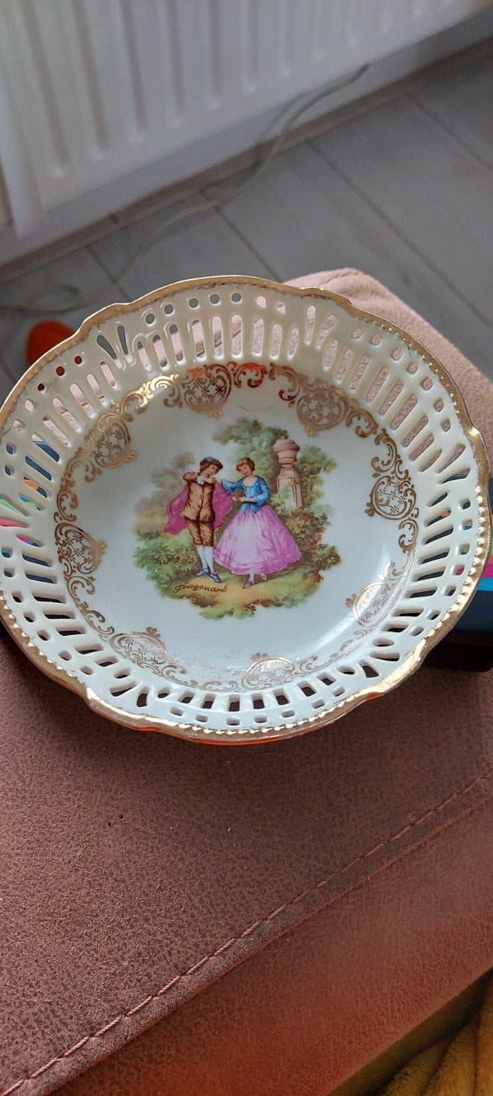 Decoratieve porseleinen schaal met romantisch tafereel, Ophalen of Verzenden