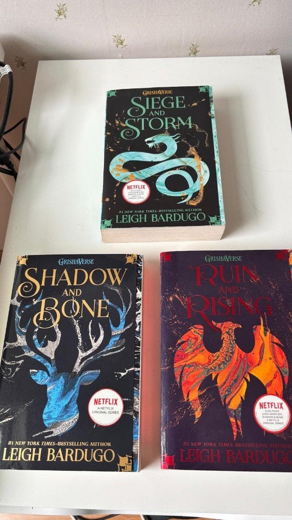 Shadow and Bone trilogy set, Ophalen of Verzenden, Gelezen, Diverse auteurs