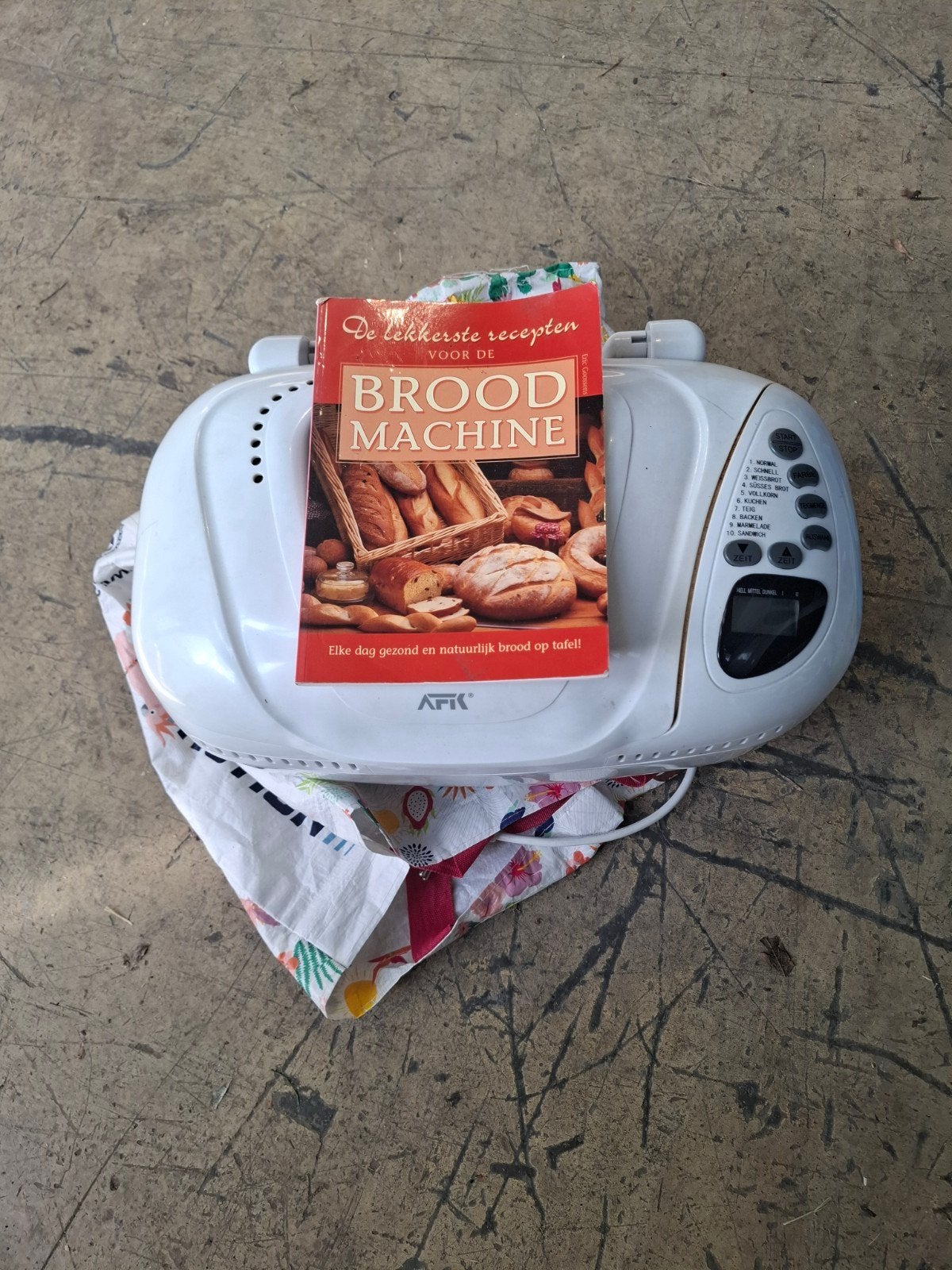 Broodbakmachine met receptenboek - Zo goed als nieuw, Witgoed en Apparatuur, Met timer, Kijkvenster, 800 tot 1200 gram deeg, Ophalen of Verzenden