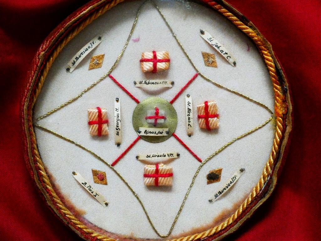 Reliekschrijn met daarin een reliekhouder met 9 relieken, Antiek en Kunst, Ophalen of Verzenden