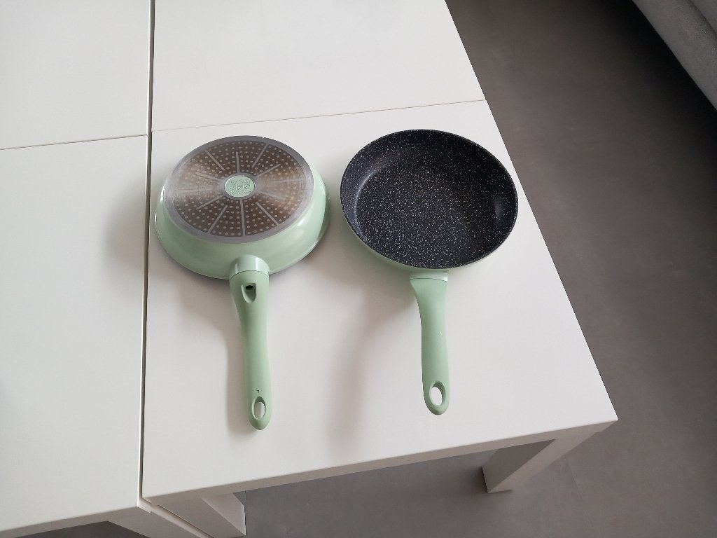 2 GROENE KOEKENPANNEN EEN X OF 3 GEBRUIKT, Huis en Inrichting, Keuken | Potten en Pannen, Ophalen of Verzenden, Zo goed als nieuw