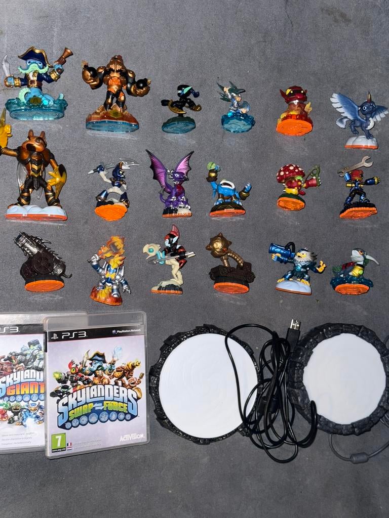Skylanders ps3 spel + 18 poppetjes, Avontuur en Actie, 2 spelers, Ophalen of Verzenden, Zo goed als nieuw